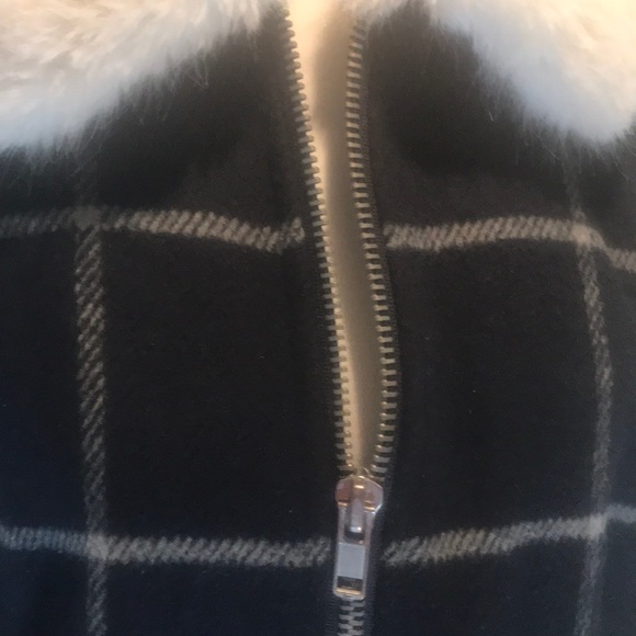 “FOREVER 21” Navy check faux fur collar jacket. - Picture 7 of 16